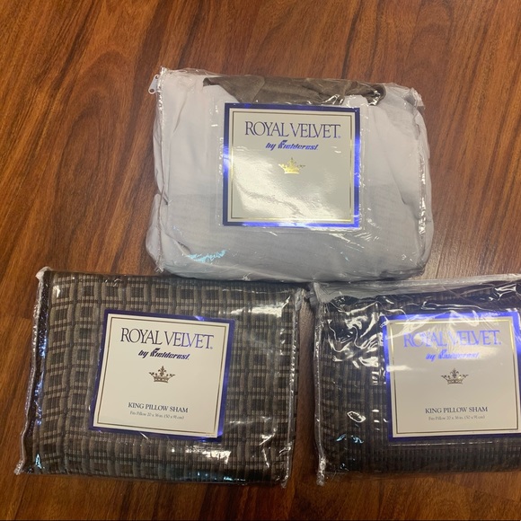 King size bed skirt and 2 shams - Picture 8 of 10